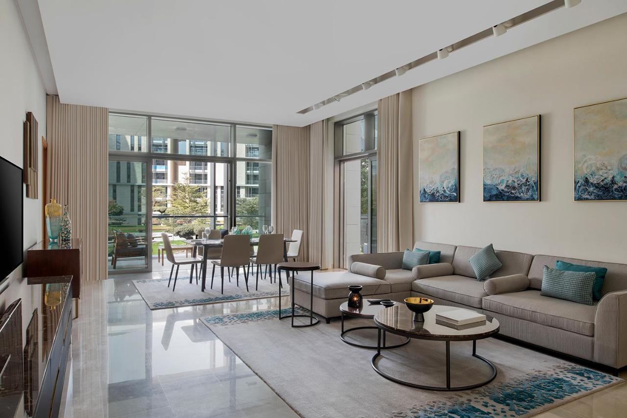 Banyan Tree Doha At La Cigale Mushaireb エクステリア 写真 A living room at the Ritz-Carlton, DIFC